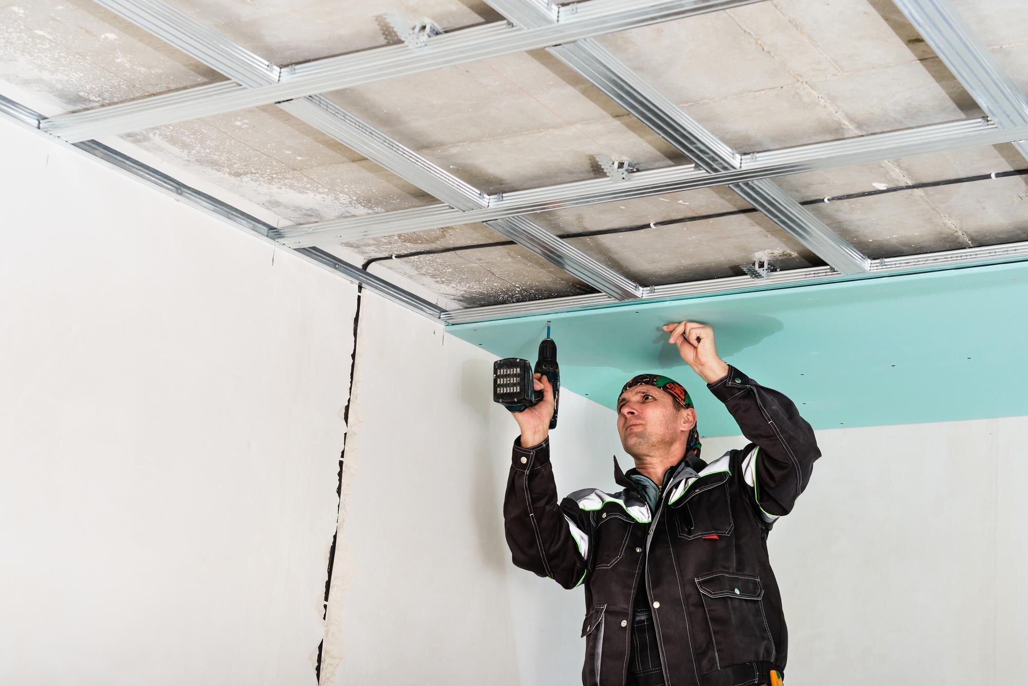 trabajador construccion montaje techo suspendido drywall fijacion drywall estructura metalica techo destornillador 166373 1913